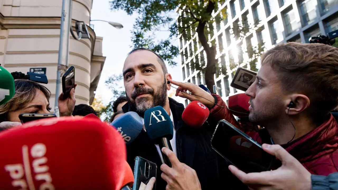 Archivo - El empresario V&iacute;ctor de Aldama a su salida del interrogatorio del juez instructor del 'caso Koldo', en la Audiencia Nacional, a 27 de noviembre de 2025, en Madrid (Espa&ntilde;a). 