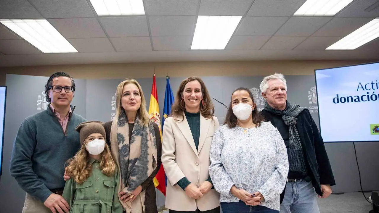 La ministra de Sanidad, M&oacute;nica Garc&iacute;a, junto a pacientes trasplantadas y sus familiares.