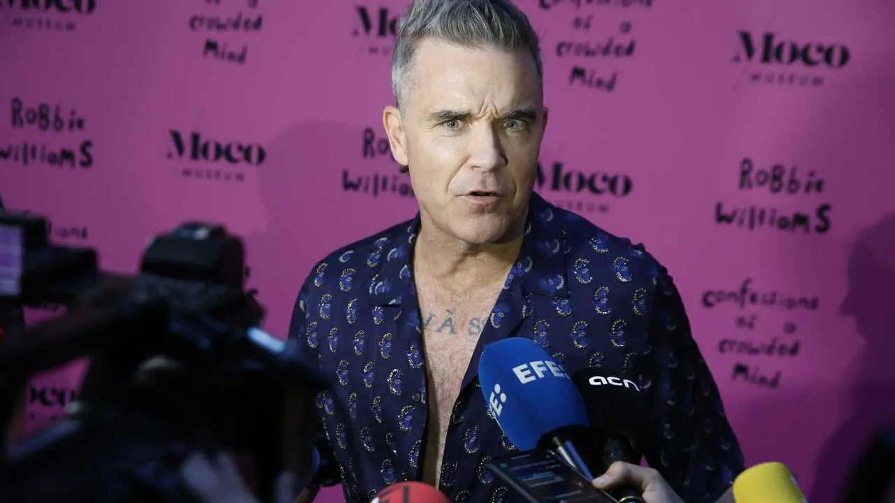 Archivo - El cantante Robbie Williams realiza unas declaraciones a la prensa, durante la presentaci&oacute;n de la exposici&oacute;n 'Confessions', en el Moco Museum, a 20 de junio de 2024, en Madrid (Espa&ntilde;a). Robbie Williams muestra a partir de esta semana 17 de sus o