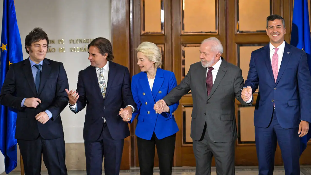 Archivo - 06 December 2024, Uruguay, Montevideo: (L-R) Argentina's President Javier Milei, Uruguay's President Luis Lacalle Pou, European Commission President Ursula von der Leyen, Brazil's President Luiz Inacio Lula da Silva and Paraguay's President Sant