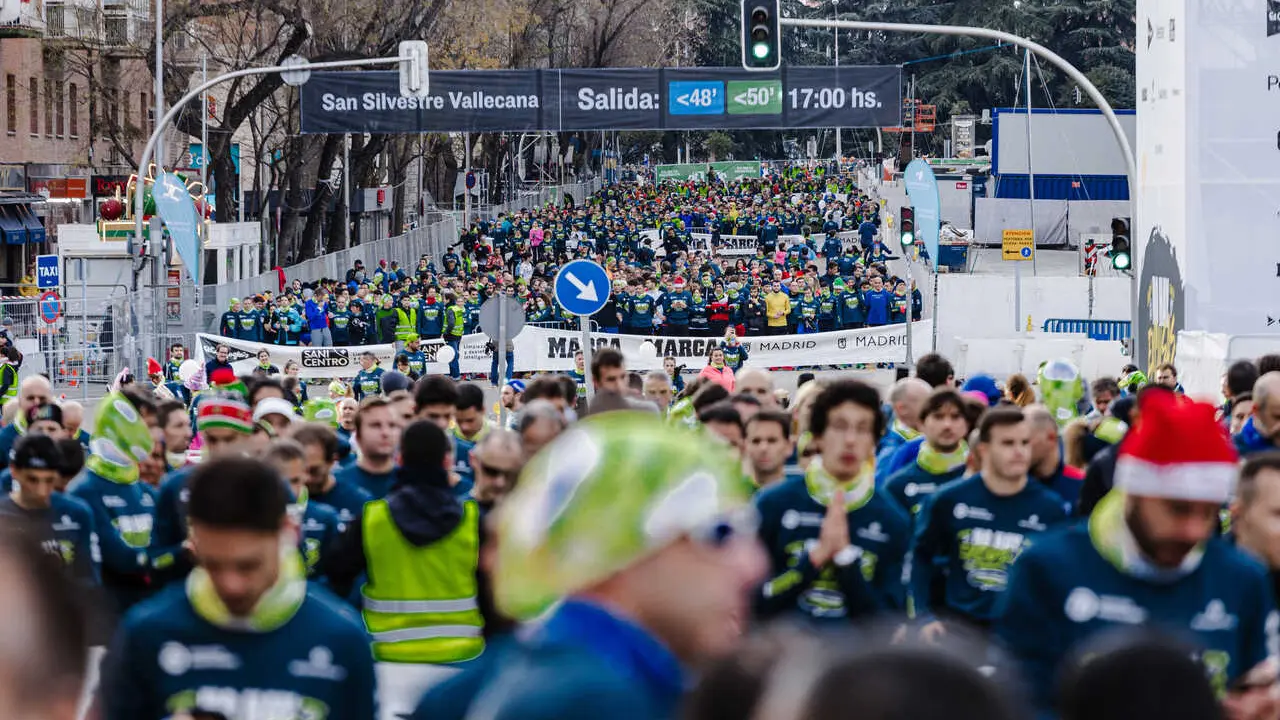 Archivo - Centenares de corredores antes de tomar la salida de la carrera Popular San Silvestre Vallecana 2023, a 31 de diciembre de 2023, en Madrid (Espa&ntilde;a).
