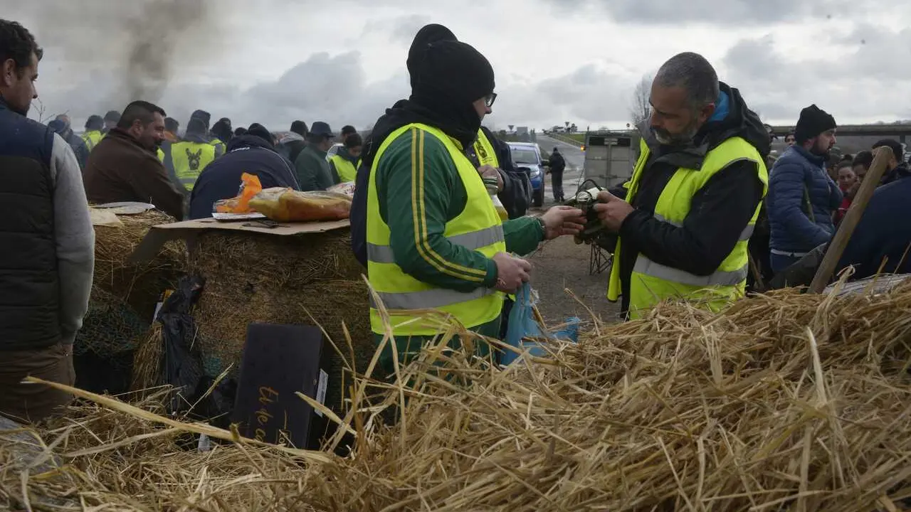 Agricultores y ganaderos cortan la A-52 con tractores y rollos de paja, a 10 de enero de 2026, en Xinzo de Limia, Orense, Galicia (Espa&ntilde;a). El corte, que afecta a los dos carriles de circulaci&oacute;n de la autov&iacute;a durante varios kil&oacute;metros, es una protesta de 