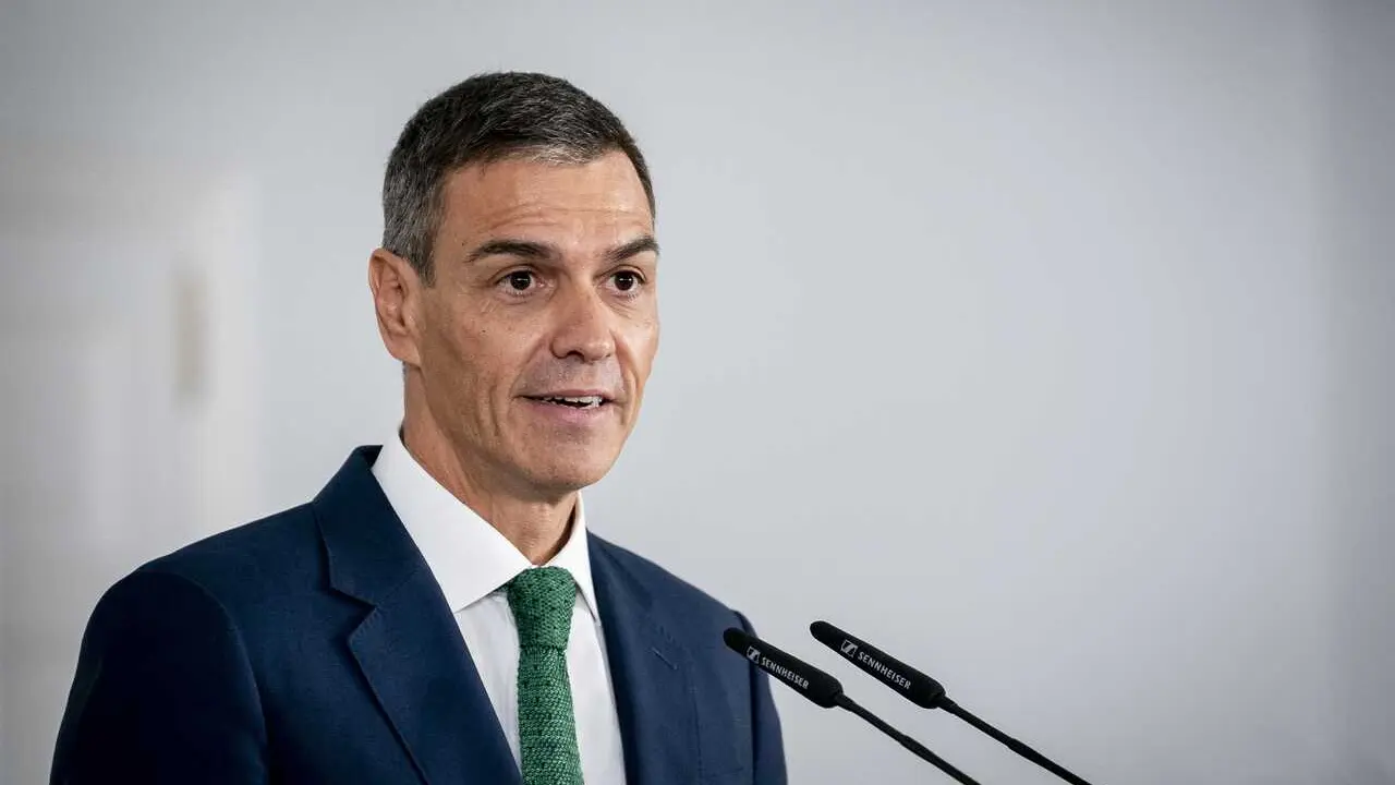 Archivo - El presidente del Gobierno, Pedro S&aacute;nchez, comparece ante los medios tras su reuni&oacute;n con el canciller de la Rep&uacute;blica Federal de Alemania, Friedrich Merz, en el Palacio de la Moncloa, a 18 de septiembre de 2025, en Madrid (Espa&ntilde;a). Foto de archi