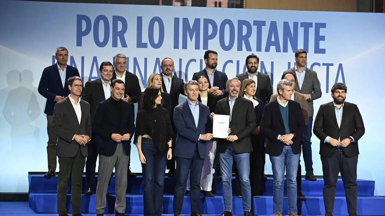 El presidente del Partido Popular, Alberto N&uacute;&ntilde;ez Feij&oacute;o (1fila, c), el presidente de la Junta y del PP de Castilla y Le&oacute;n, Alfonso Fern&aacute;ndez Ma&ntilde;ueco (2 fila, i), el presidente de la Xunta de Galicia, Alfonso Rueda (1 fila, 2d), la presidenta de la Comunid