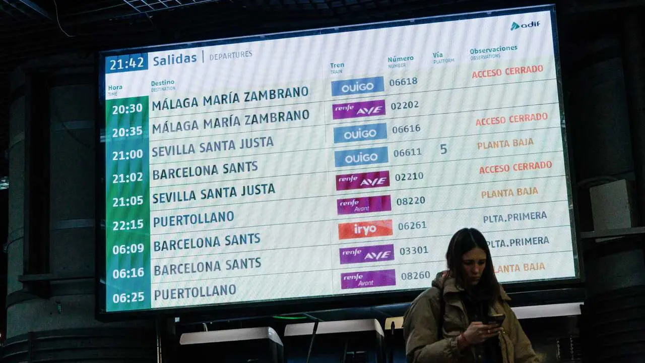 Imagen de archivo de pantalla informativa en la estaci&oacute;n Madrid-Puerta de Atocha-Almudena Grandes, a 18 de enero de 2026, en Madrid (Espa&ntilde;a).