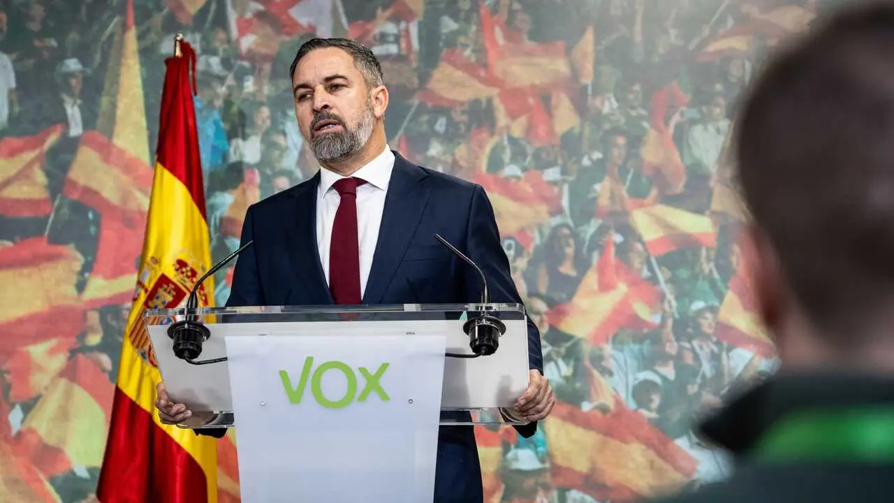 El presidente de VOX, Santiago Abascal, valora los resultados de las elecciones extreme&ntilde;as en una rueda de prensa, en la sede nacional del partido, a 22 de diciembre de 2025, en Madrid (Espa&ntilde;a).