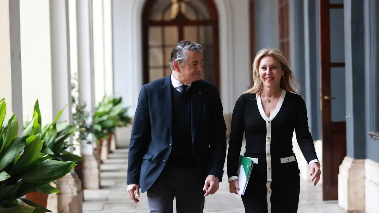 La consejera de Econom&iacute;a, Hacienda, Fondos Europeos y Di&aacute;logo Social y Portavoz del Gobierno, Carolina Espa&ntilde;a, junto al consejero de Sanidad, Presidencia y Emergencias, Antonio Sanz, llegando a una rueda de prensa posterior a un Consejo De Gobierno.