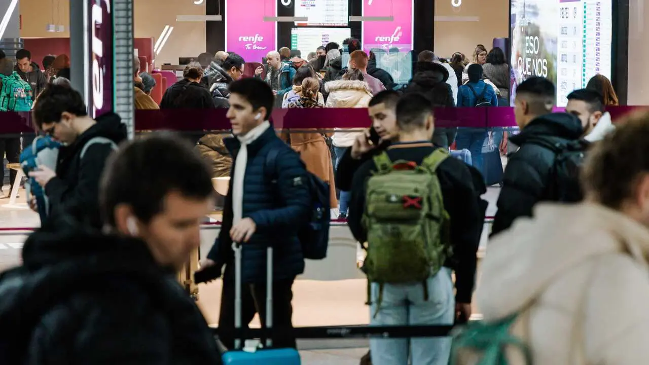 Decenas de personas en la zona de 'Llegadas' de la estaci&oacute;n Madrid-Puerta de Atocha-Almudena Grandes, a 18 de enero de 2026, en Madrid (Espa&ntilde;a).