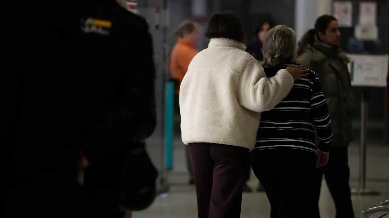 Familiares de los pasajeros del tren procedente de Puerta de Atocha y con destino Huelva, acuden a la estaci&oacute;n de trenes de Huelva. A 19 de enero de 2026, en Huelva (Andaluc&iacute;a, Espa&ntilde;a).