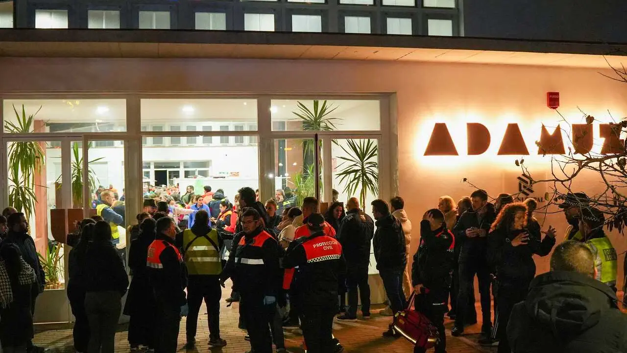 Coordinaci&oacute;n de los equipos emergencias en el Polideportivo de Adamuz para socorrer a los heridos y fallecidos en el descarrilamiento de dos trenes de alta velocidad en el t&eacute;rmino municipal, a 19 de enero de 2026 en Adamuz (C&oacute;rdoba, Espa&ntilde;a).  