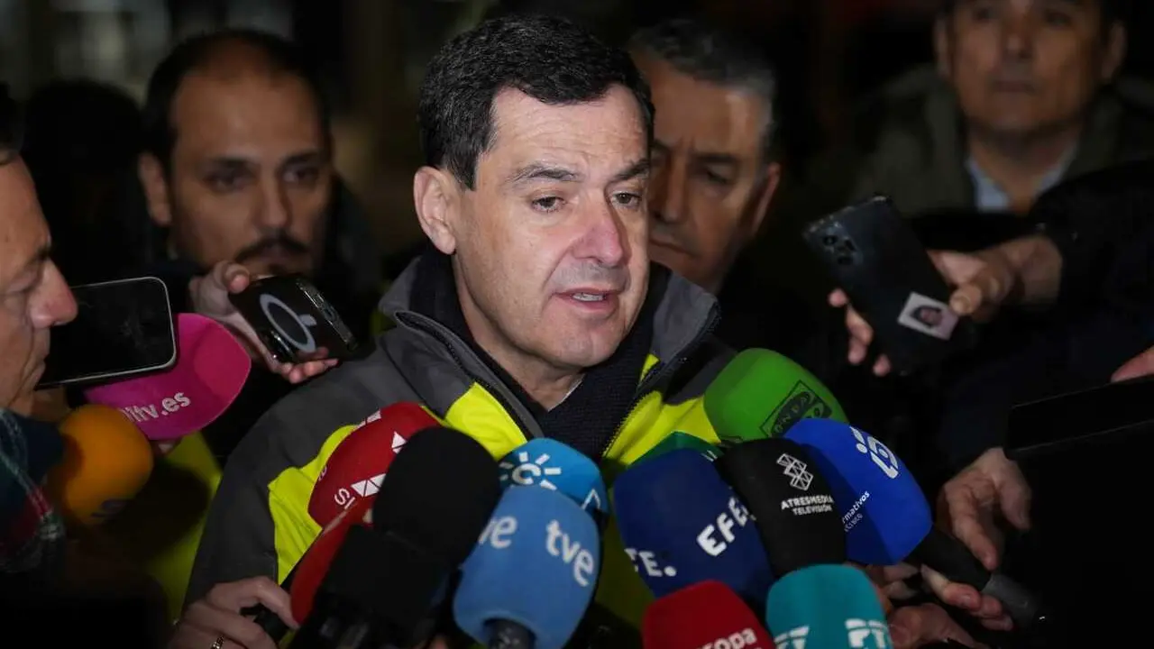 El presidente de la Junta de Andaluc&iacute;a, Juanma Moreno, comparece ante los medios tras el accidente ferroviario de Adamuz (C&oacute;rdoba).