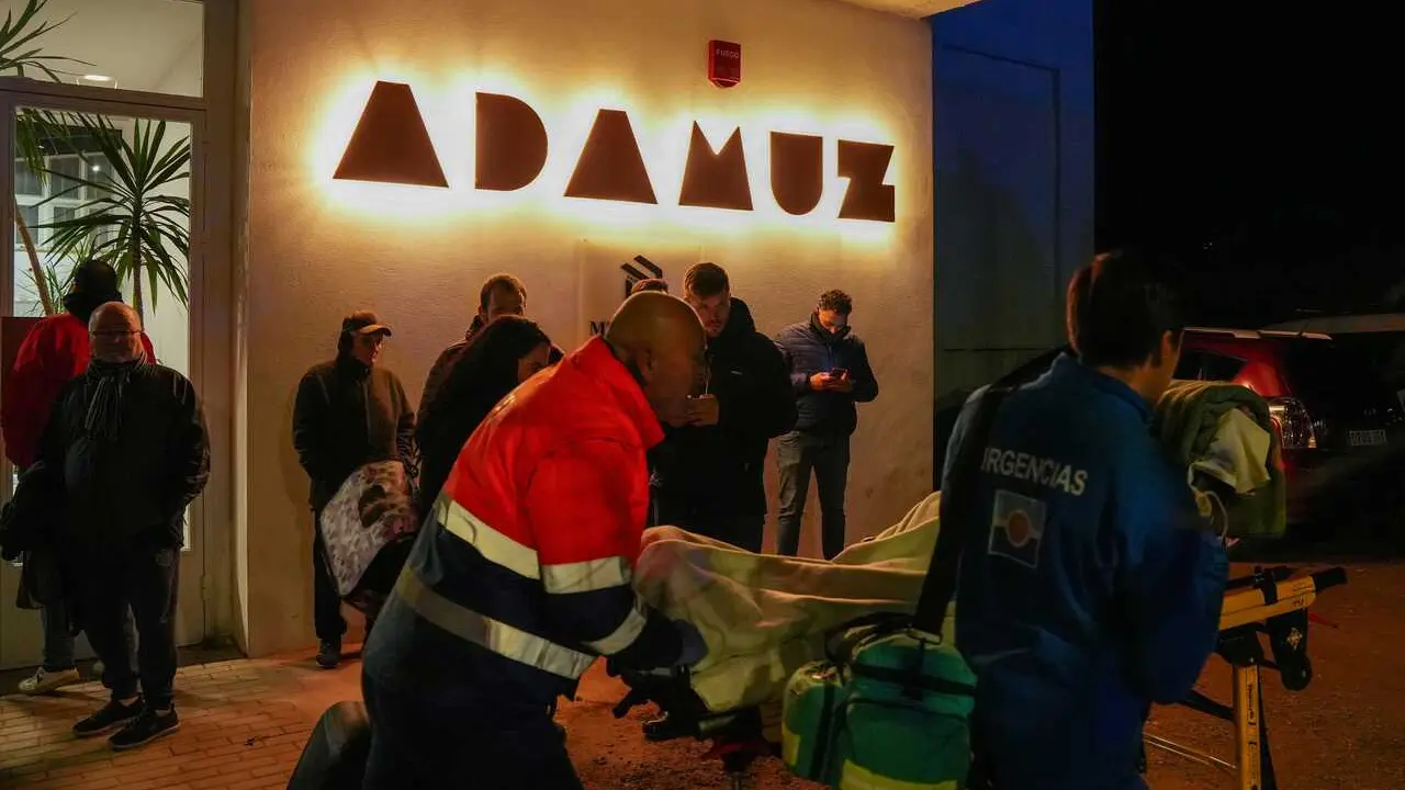 Coordinaci&oacute;n de los equipos emergencias en el Polideportivo de Adamuz para socorrer a los heridos y fallecidos en el descarrilamiento de dos trenes de alta velocidad en el t&eacute;rmino municipal, a 19 de enero de 2026 en Adamuz (C&oacute;rdoba, Espa&ntilde;a).  El descarril