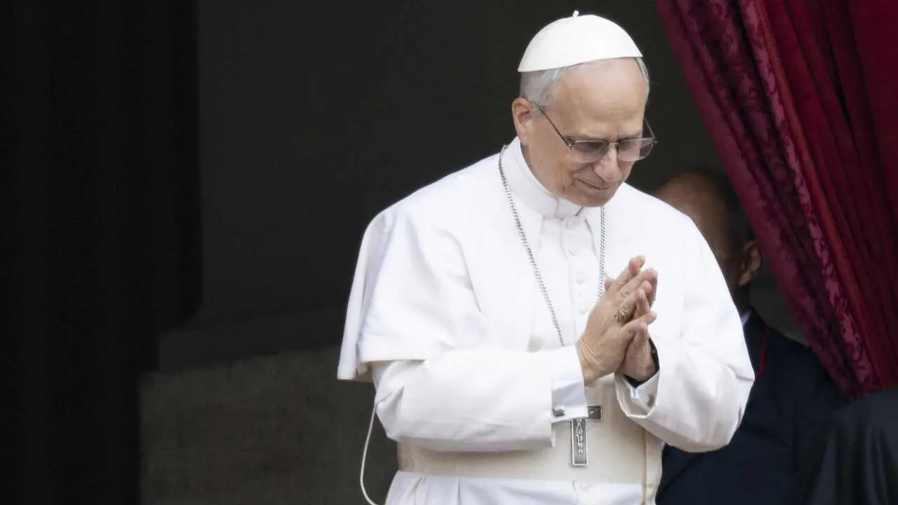 Archivo - 11 May 2025, Vatican: Pope Leo XIV stands on the central balcony of St. Peter's Basilica during his first Sunday blessing. From the balcony of St. Peter's Basilica, the first pontiff from the USA, the former Cardinal Robert Francis Prevost, says