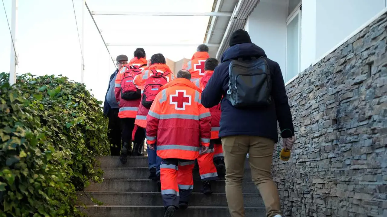 Personal de la Cruz Roja llegando al hogar del pensionista de Adamuz, donde se ha instalado el centro de ayuda e informaci&oacute;n de familiares afectados por el accidente . A 19 de enero de 2026, en Adamuz, C&oacute;rdoba (Andaluc&iacute;a, Espa&ntilde;a). 