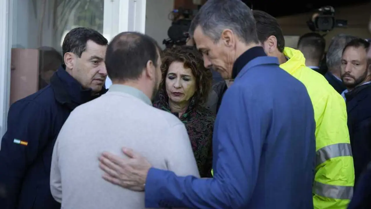   El presidente de la Junta de Andaluc&iacute;a, Juanma Moreno (i), junto a la vicepresidenta primera, Mar&iacute;a Jes&uacute;s Montero (c), y el presidente del Gobierno, Pedro S&aacute;nchez (d), este lunes en Adamuz (C&oacute;rdoba) tras el accidente de tren.  