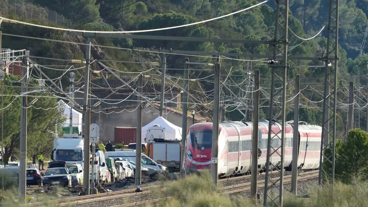 Imagen de la zona del accidente ferroviario con los convoyes de trenes siniestrados. A 19 de enero de 2026, en Adamuz, C&oacute;rdoba (Andaluc&iacute;a, Espa&ntilde;a). 