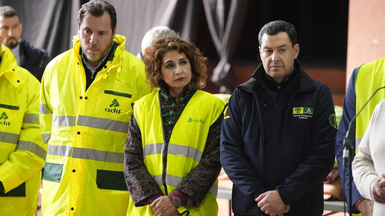 La vicepresidenta primera del Gobierno y ministra de Hacienda, Mar&iacute;a Jes&uacute;s Montero,  el ministro de Transportes, &Oacute;scar Puente y el presidente de la Junta de Andaluc&iacute;a, Juanma Moreno, durante una atenci&oacute;n a medios, a 19 de enero de 2026 en Adamuz, C&oacute;rdoba.