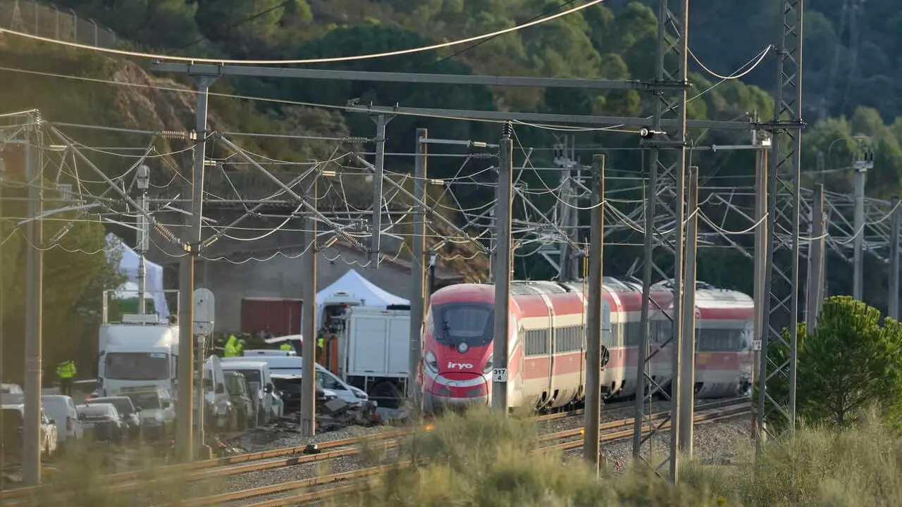 Imagen de la zona del accidente ferroviario con los convoyes de trenes siniestrados 