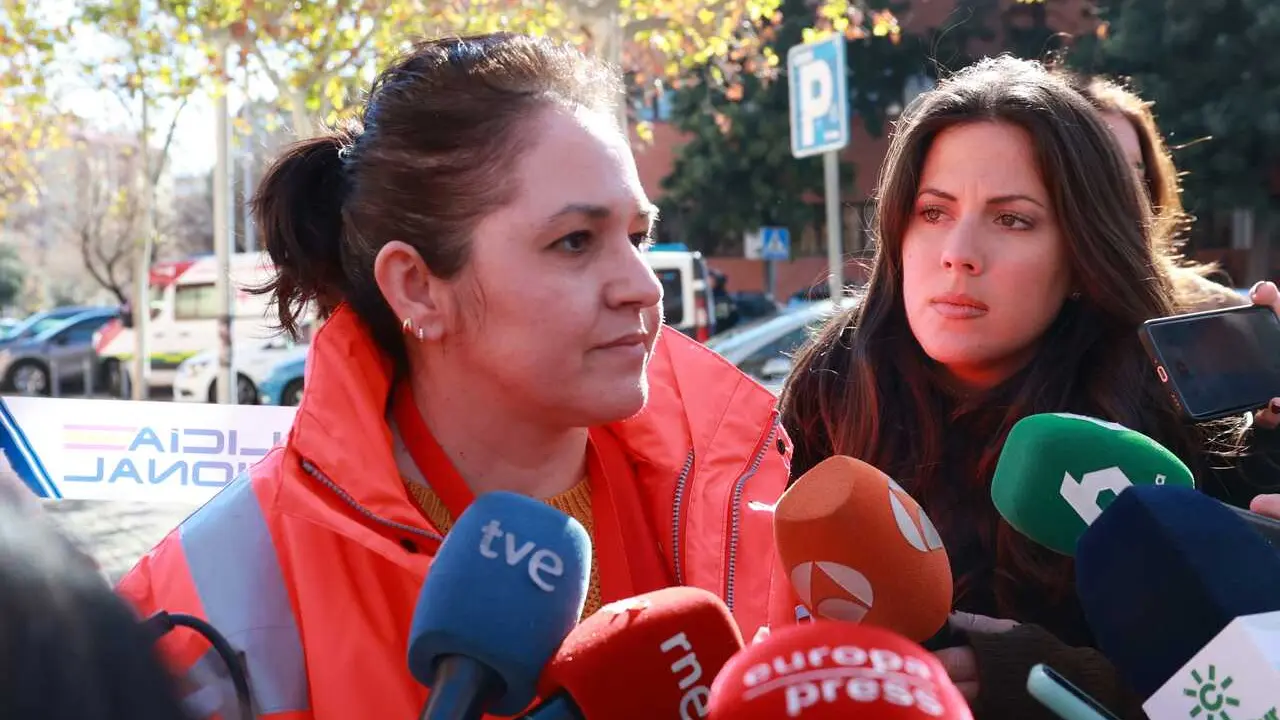 Declaraciones a medios de la portavoz y psic&oacute;loga de la Cruz Roja, Carmen Torrico, en el Punto de Informaci&oacute;n a Familiares habilitado en el Centro C&iacute;vico Poniente Sur de C&oacute;rdoba.