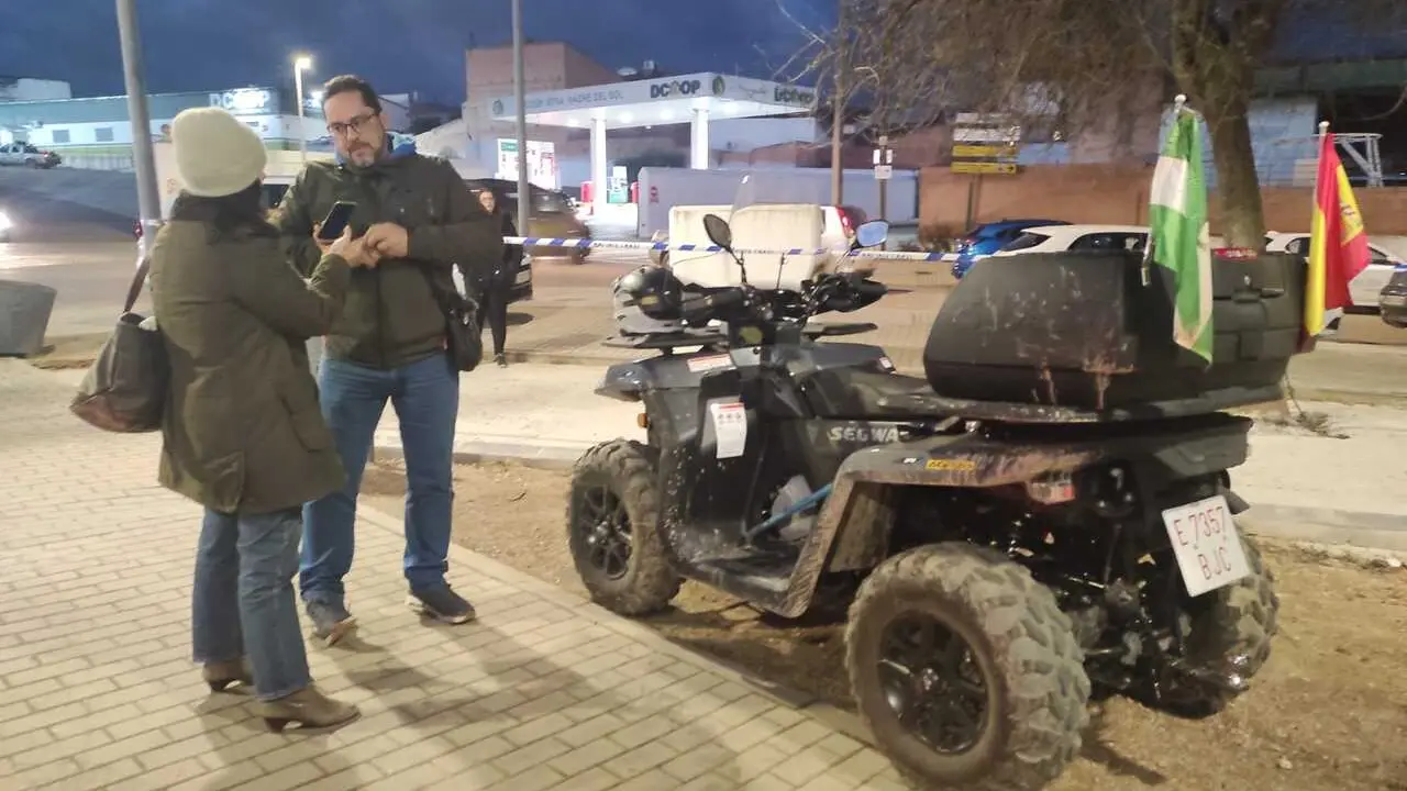 Gonzalo S&aacute;nchez, una de las personas que acudi&oacute; a socorrer tras el accidente ferroviario, junto al quad que utiliz&oacute; para realizar los rescates.