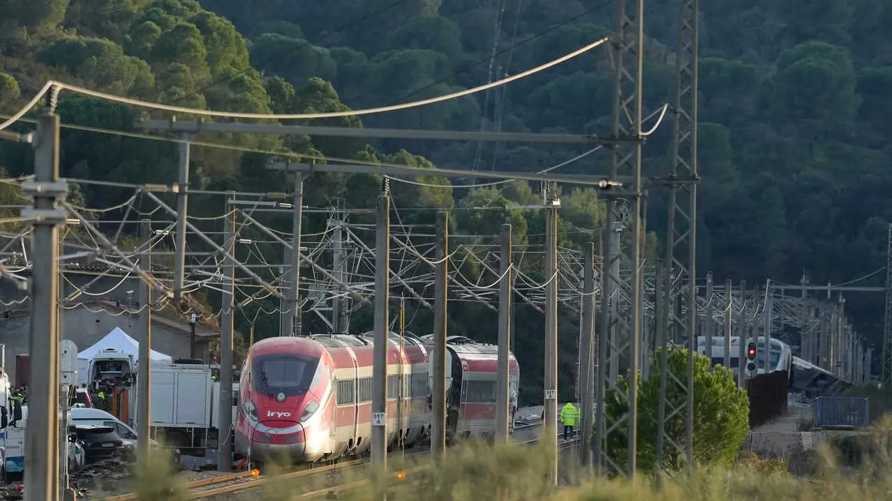 Imagen de la zona del accidente ferroviario con los convoyes de trenes siniestrados donde han comenzado los trabajos de recuperaci&oacute;n de los mismos.