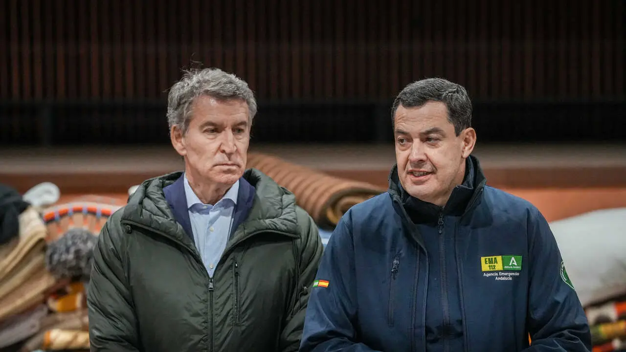 El presidente del PP, Alberto N&uacute;&ntilde;ez Feij&oacute;o, y el presidente de la Junta de Andaluc&iacute;a, Juanma Moreno, este lunes en una comparecencia ante los medios en Adamuz (C&oacute;rdoba) sobre el accidente ferroviario. 