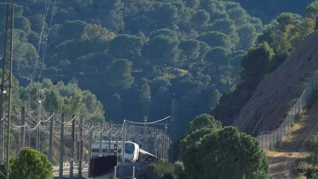 Imagen de la zona del accidente ferroviario con los convoyes de trenes siniestrados en Adamuz.