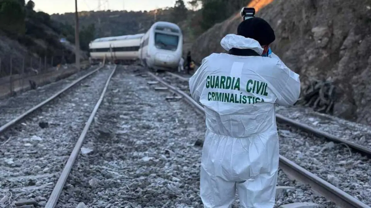 Agente de Criminal&iacute;stica de la Guardia Civil en la zona del accidente ferroviario en Adamuz (C&oacute;rdoba)
