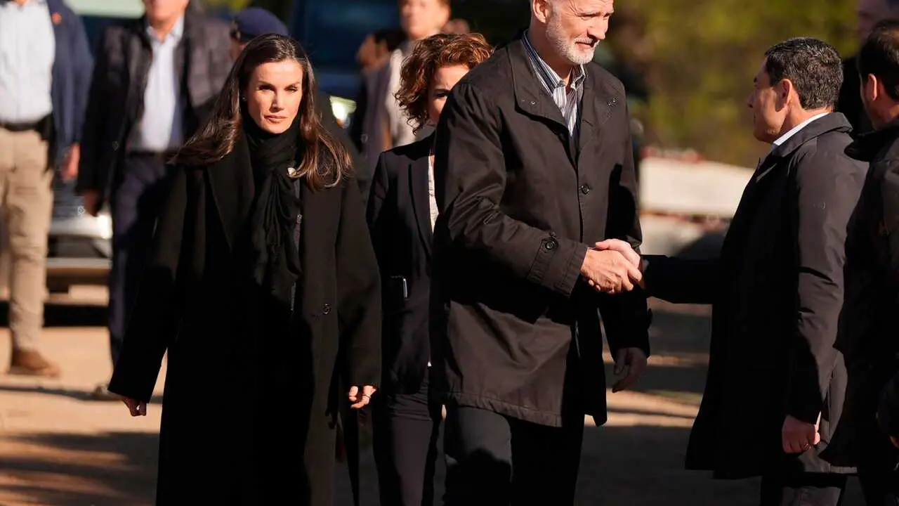 Los Reyes Felipe VI y Letizia, acompa&ntilde;ado de la vicepresidenta primera y ministra de Hacienda, Mar&iacute;a Jes&uacute;s Montero, saluda a las autoridades a su llegada este martes, 20 de enero, a Adamuz (C&oacute;rdoba) tras el accidente sufrido entre dos trenes en el que han muerto al menos 41personas y hay m&aacute;s de un centenar de heridos. A 20 de enero de 2026 en Adamuz, C&oacute;rdoba (Andaluc&iacute;a, Espa&ntilde;a). La Familia Real ha adelantado su regreso a Espa&ntilde;a desde Grecia y reducen agenda  para poder desplazarse a C&oacute;rdoba&nbsp;tras el accidente ferroviario en Adamuz, que este pasado domingo, 18 de enero, ha causado al menos 41 fallecidos y un centenar de heridos. Los Reyes Felipe VI y Letizia, han querido interesarse y ofrecer su apoyo a las v&iacute;ctimas del tr&aacute;gico accidente y agradecer el trabajo de los servicios de emergencia, as&iacute; como la colaboraci&oacute;n inmediata prestada por los vecinos de la localidad cordobesa.

Joaquin Corchero / Europa Press
20/1/2026