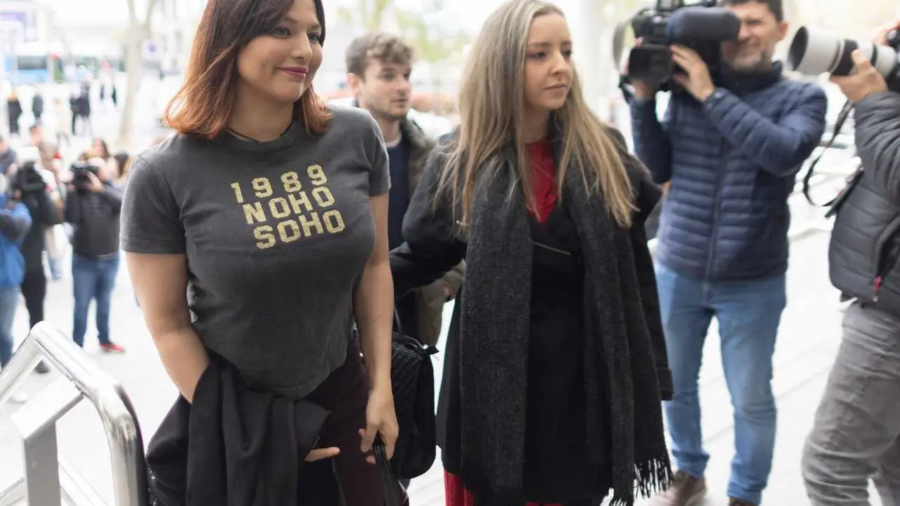 Archivo - La actriz Elisa Moulia&aacute; (i) llega a los Juzgados de Plaza de Castilla para entregar su tel&eacute;fono m&oacute;vil a fin de que la Polic&iacute;a Nacional pueda analizar las conversaciones que mantuvieron, a 11 de abril de 2025, en Madrid (Espa&ntilde;a). 