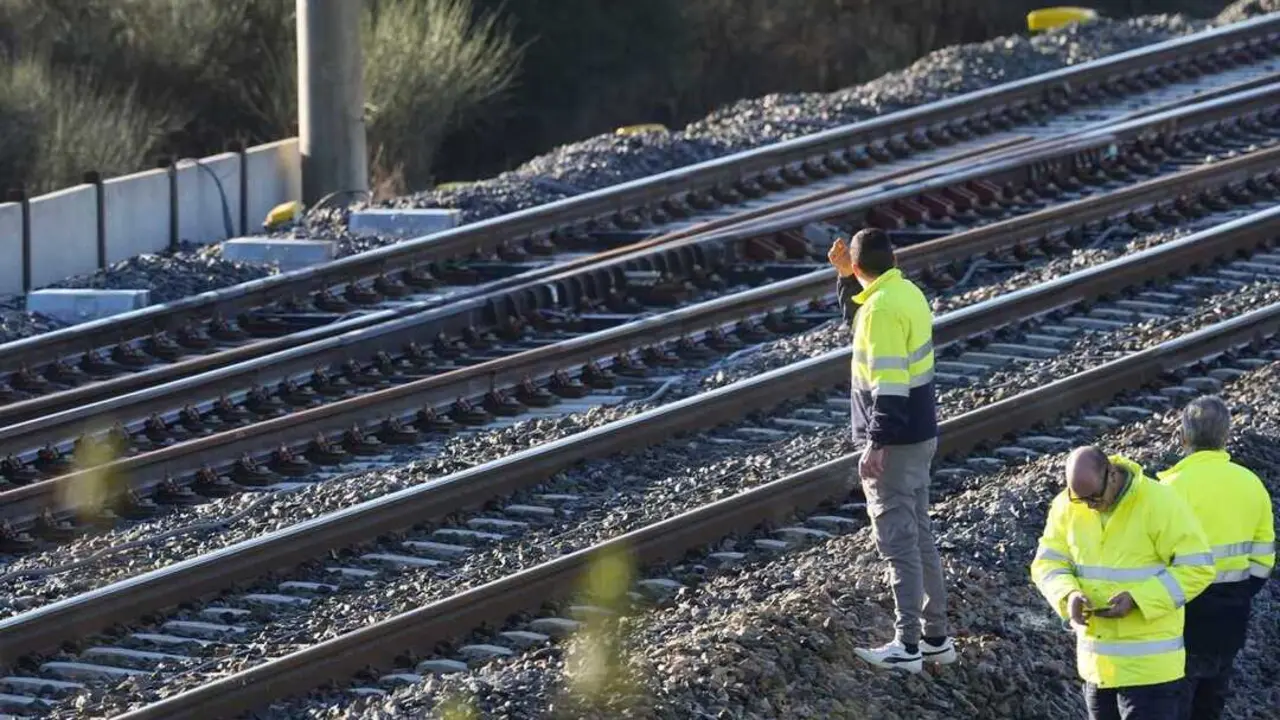   Zona del accidente ferroviario con los convoyes de trenes siniestrados donde contin&uacute;an los trabajos de recuperaci&oacute;n de los mismos. A 20 de enero de 2026, en Adamuz (C&oacute;rdoba, Andaluc&iacute;a, Espa&ntilde;a).  