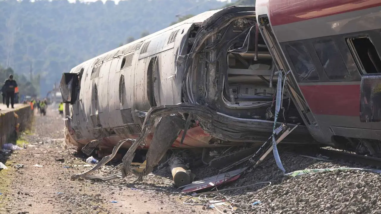 Uno de los vagones del tren de Iryo que descarril&oacute;, a 20 de enero de 2026, en Adamuz, C&oacute;rdoba, Andaluc&iacute;a (Espa&ntilde;a). El descarrilamiento de un tren de alta velocidad y la posterior colisi&oacute;n con otro convoy, ocurrido en la tarde de este domingo en Adamuz (C&oacute;