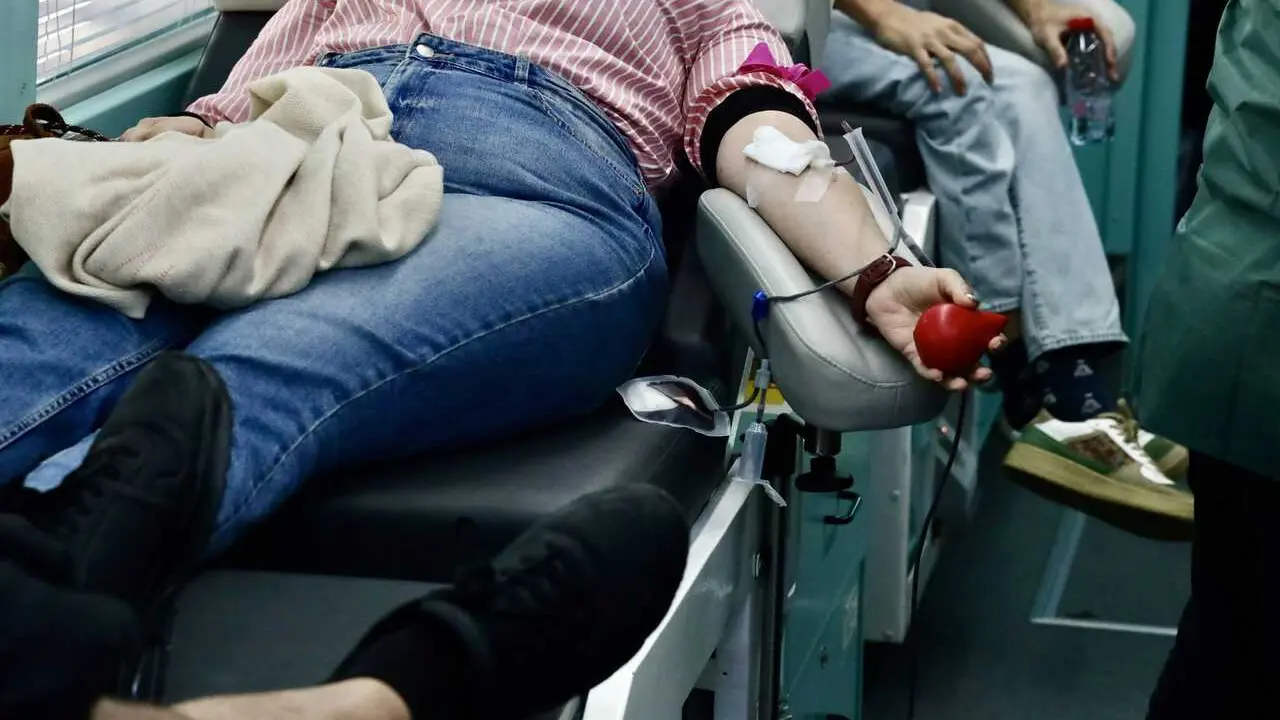 Malague&ntilde;os donando sangre en previsi&oacute;n de las necesidades surgidas tras el grave accidente ferroviario de Adamuz, en la provincia de C&oacute;rdoba. A 19 de enero de 2026, en M&aacute;laga (Andaluc&iacute;a, C&oacute;rdoba).  