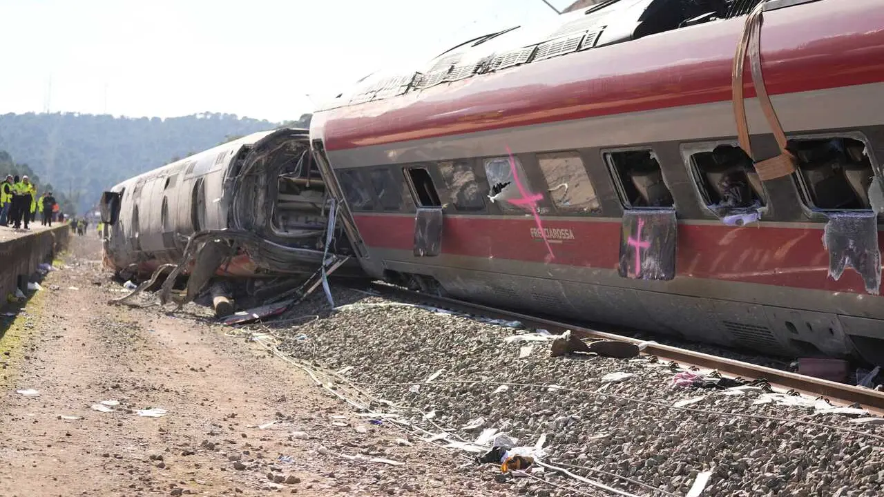 Uno de los vagones del tren de Iryo que descarril&oacute;, a 20 de enero de 2026, en Adamuz, C&oacute;rdoba, Andaluc&iacute;a