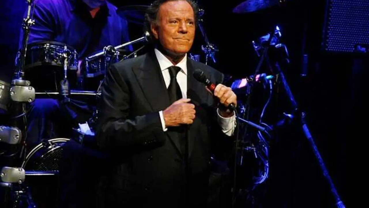 BARCELONA, SPAIN - JULY 04:  Julio Iglesias performs 'Julio Iglesias In Concert At Gran Teatre del Liceu' In Barcelona on July 4, 2012 in Barcelona, Spain.  (Photo by Miquel Benitez/Getty Images)