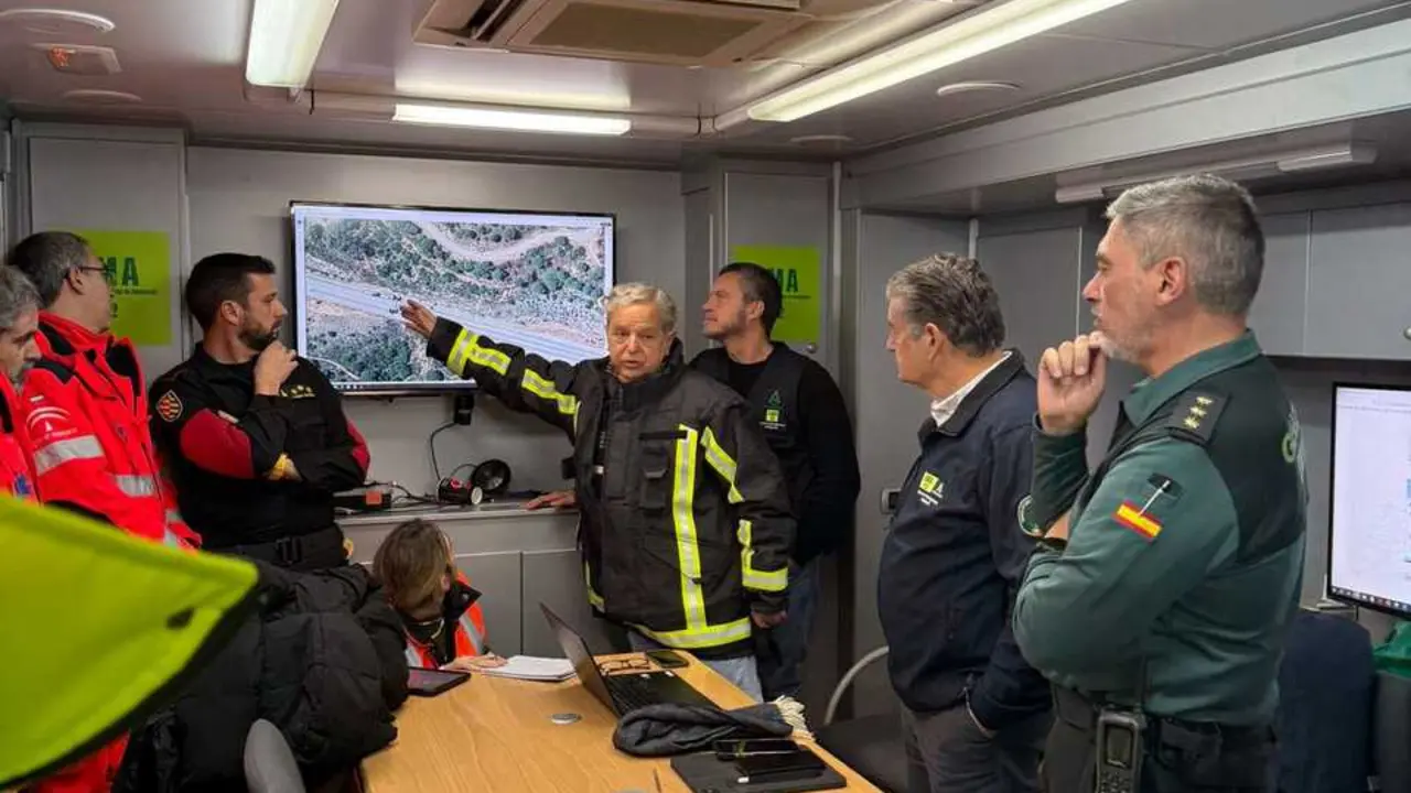 El presidente de la Diputaci&oacute;n de C&oacute;rdoba, Salvador Fuentes (centro), en la reuni&oacute;n de coordinaci&oacute;n celebrada en el Puesto de Mando Avanzado desplegado por la Junta de Andaluc&iacute;a.