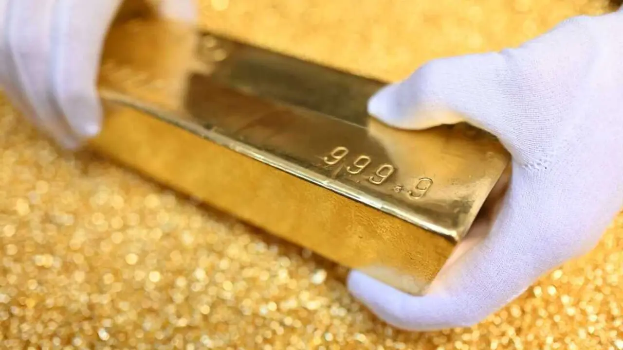   Archivo - FILED - 20 March 2023, Pforzheim: A gold bar weighing 12.5 kilograms is placed on gold granules at Agosi AG in Pforzheim. Photo: Uli Deck/dpa  