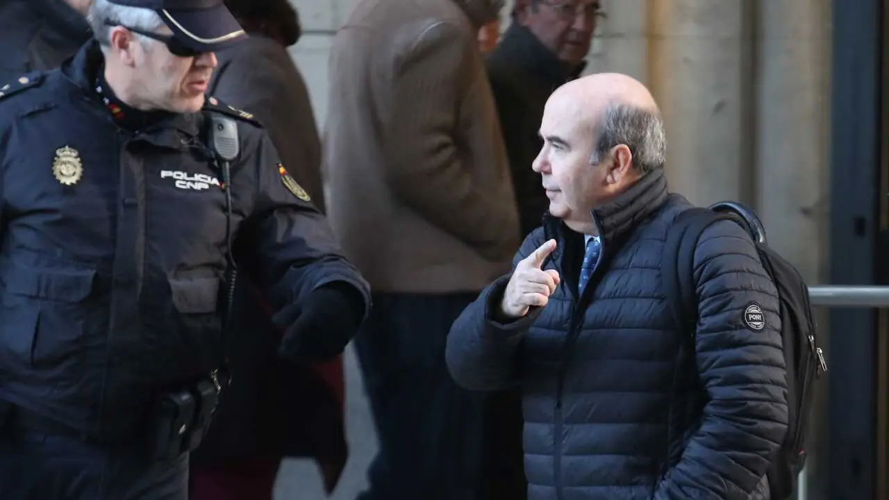 Archivo - El exconsejero Gaspar Zarr&iacute;as llega a la novena sesi&oacute;n del juicio del caso ERE.