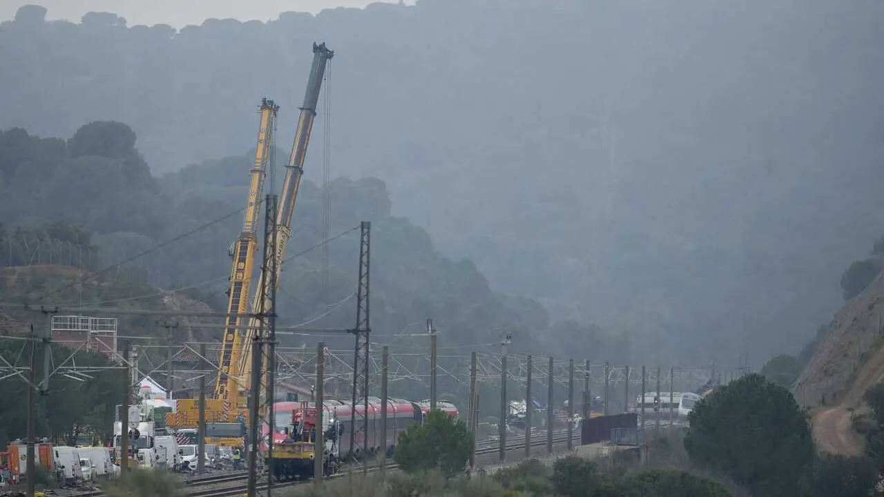 Imagen de los trabajos de rescate de los convoyes de trenes accidentados en la zona del suceso en Adamuz (C&oacute;rdoba)