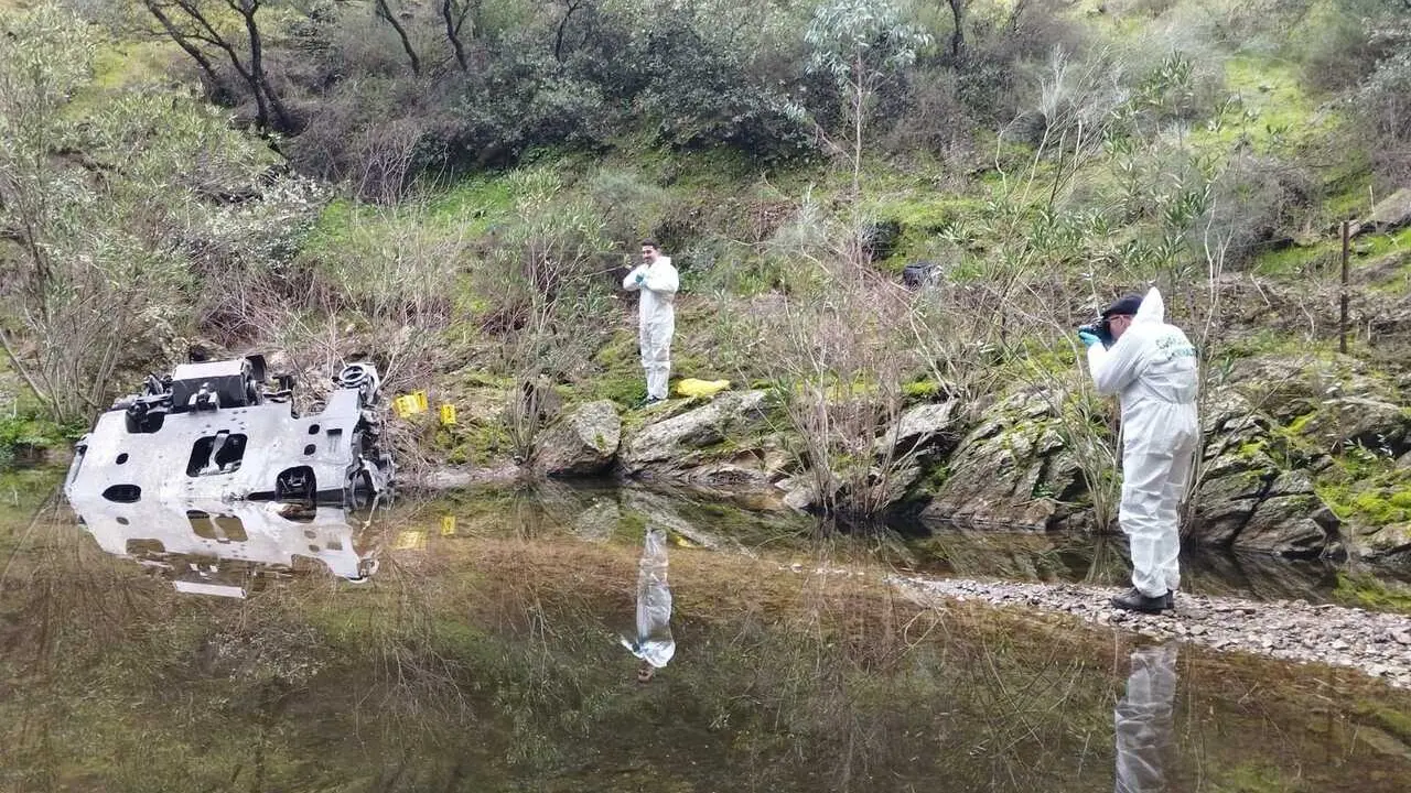 Agentes de la Guardia Civil fotograf&iacute;an y toman evidencias de una pieza hallada en una arroyo en la zona del accidente ferroviario en Adamuz (C&oacute;rdoba)