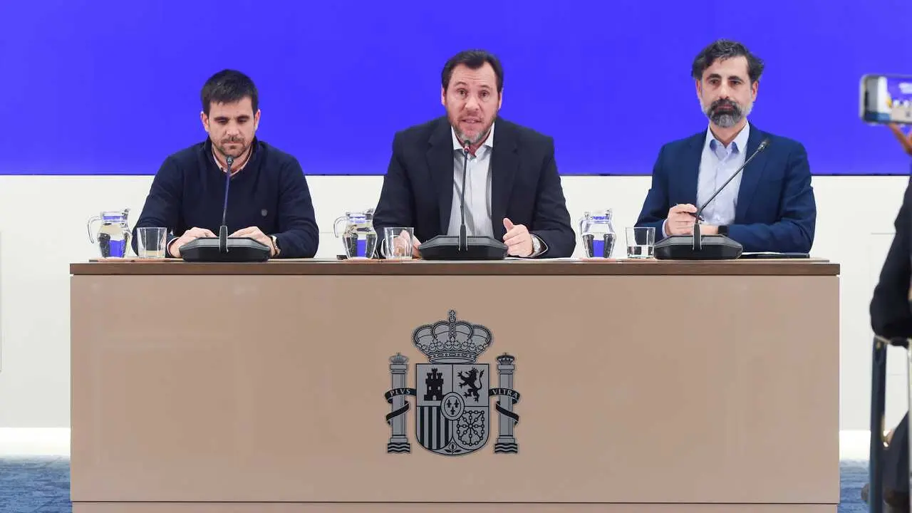 El ministro de Transportes y Movilidad Sostenible, &Oacute;scar Puente (c), junto al director de Tr&aacute;fico de Adif, &Aacute;ngel Garc&iacute;a de la Bandera (d), y al director de Operaciones de Renfe, Jos&eacute; Alfonso G&aacute;lvez (i).