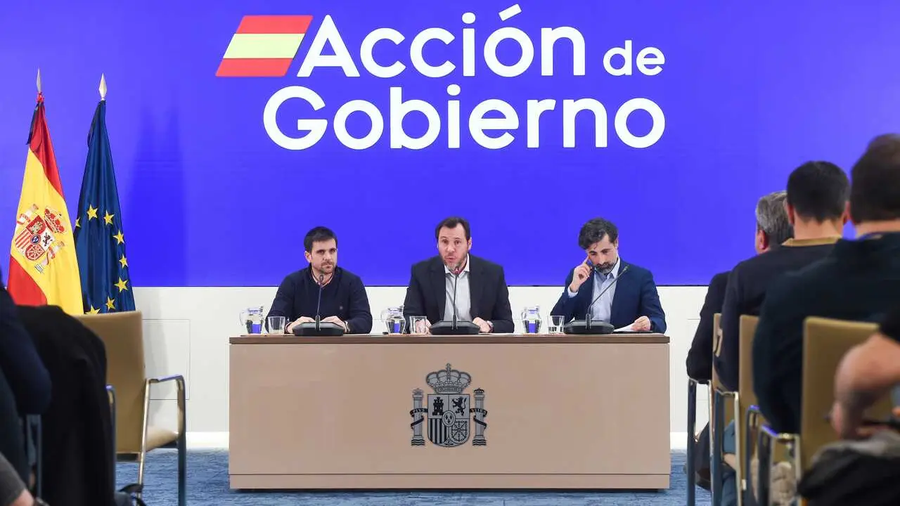 El ministro de Transportes y Movilidad Sostenible, &Oacute;scar Puente (c), junto al director de Tr&aacute;fico de Adif, &Aacute;ngel Garc&iacute;a de la Bandera (d), y al director de Operaciones de Renfe, Jos&eacute; Alfonso G&aacute;lvez (i).