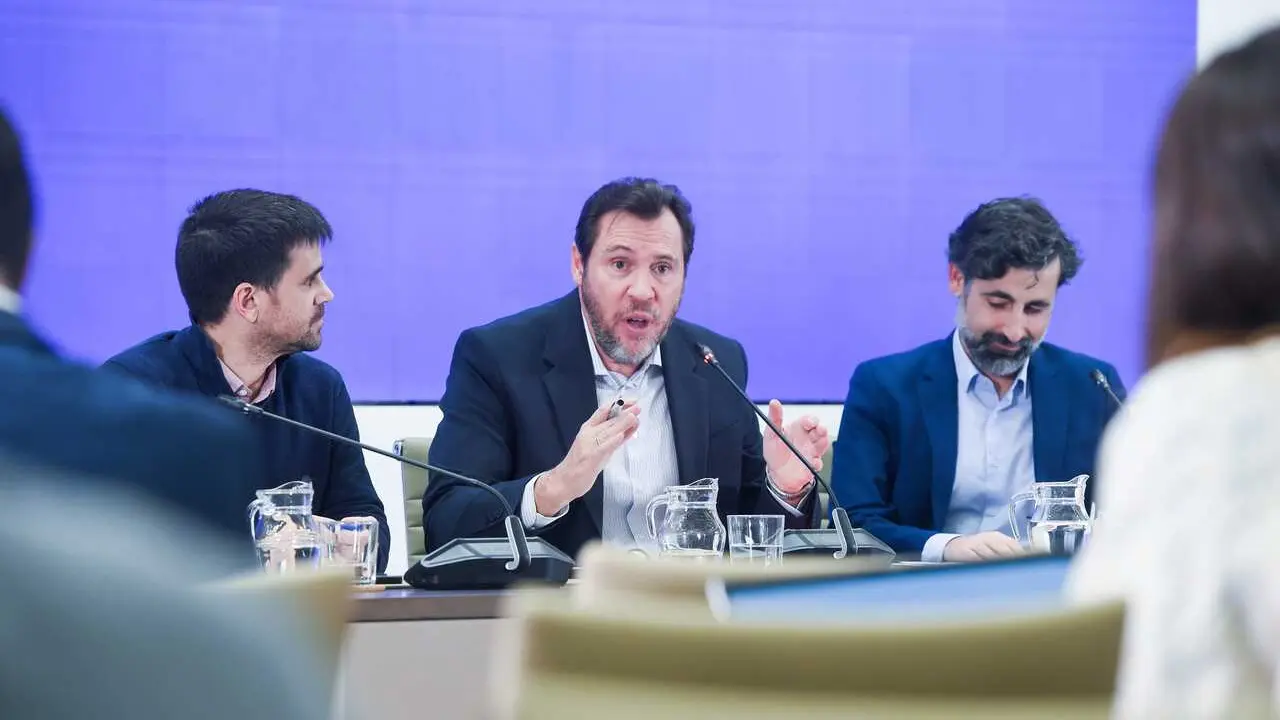 El ministro de Transportes y Movilidad Sostenible, &Oacute;scar Puente (c), junto al director de Tr&aacute;fico de Adif, &Aacute;ngel Garc&iacute;a de la Bandera (d), y al director de Operaciones de Renfe, Jos&eacute; Alfonso G&aacute;lvez (i)