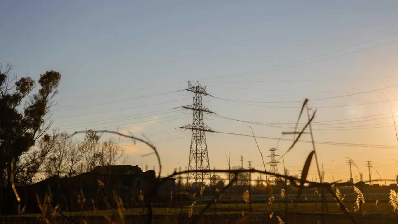  Archivo - Un poste el&eacute;ctrico, a 12 de enero del 2021, en Barcelona, Catalu&ntilde;a (Espa&ntilde;a). Seg&uacute;n los datos provisionales del Operador del Mercado Ib&eacute;rico de Energ&iacute;a (OMIE), el precio promedio de la luz para los clientes de tarifa regulada vinculados al mercad - David Zorrakino - Europa Press - Archivo 