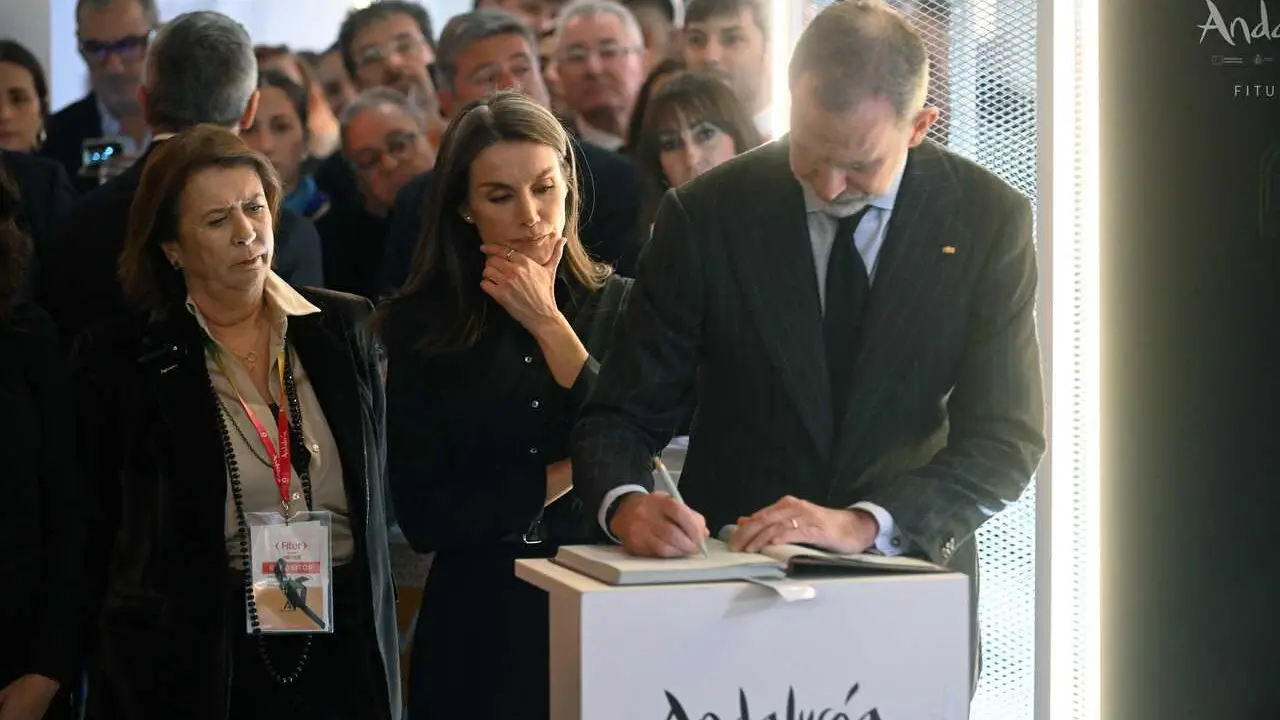 La Reina Letizia y el Rey Felipe firman en el libro de condolencias por el accidente de Adamuz durante la inauguraci&oacute;n oficial de la 46&ordf; edici&oacute;n de la Feria Internacional de Turismo (FITUR), en IFEMA Madrid, a 22 de enero de 2026, en Madrid (Espa&ntilde;a). 