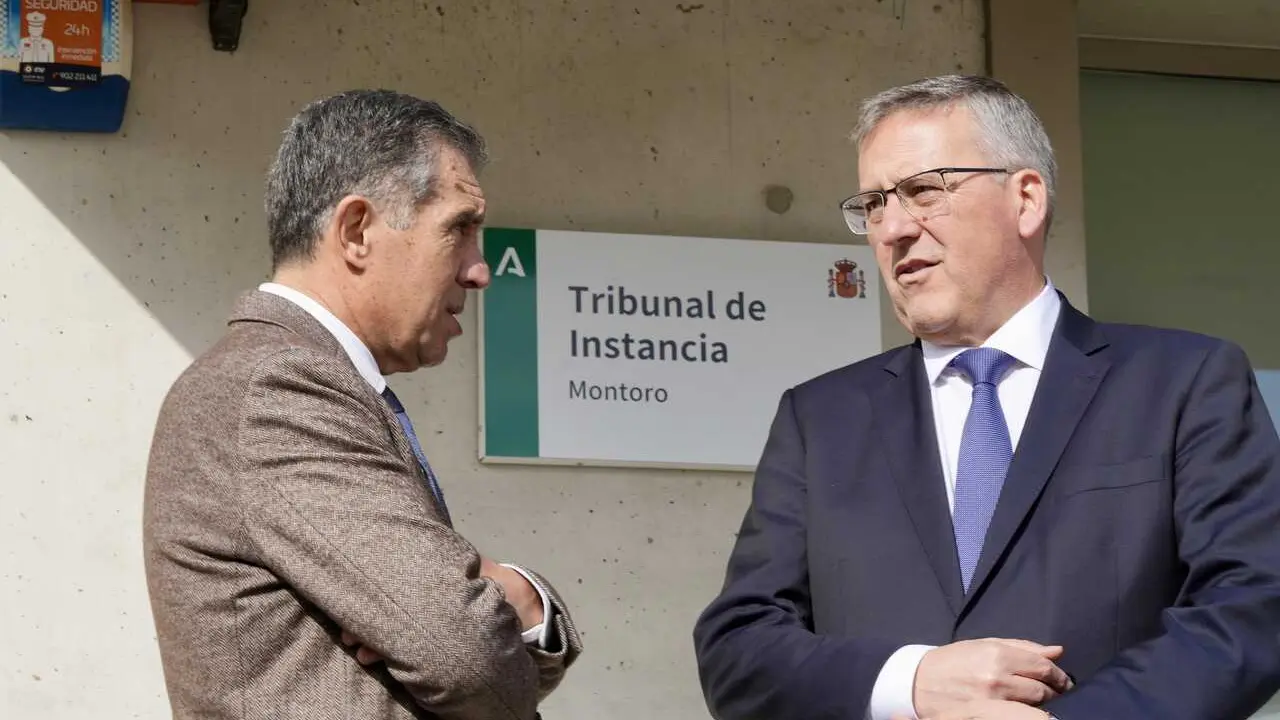 El presidente del Tribunal Superior de Justicia de Andaluc&iacute;a (TSJA), Lorenzo del R&iacute;o (i), y el presidente de la Audiencia Provincial de C&oacute;rdoba, Miguel &Aacute;ngel Parejo (d), visitan los Juzgados de Montoro (C&oacute;rdoba) por el siniestro de Adamuz.