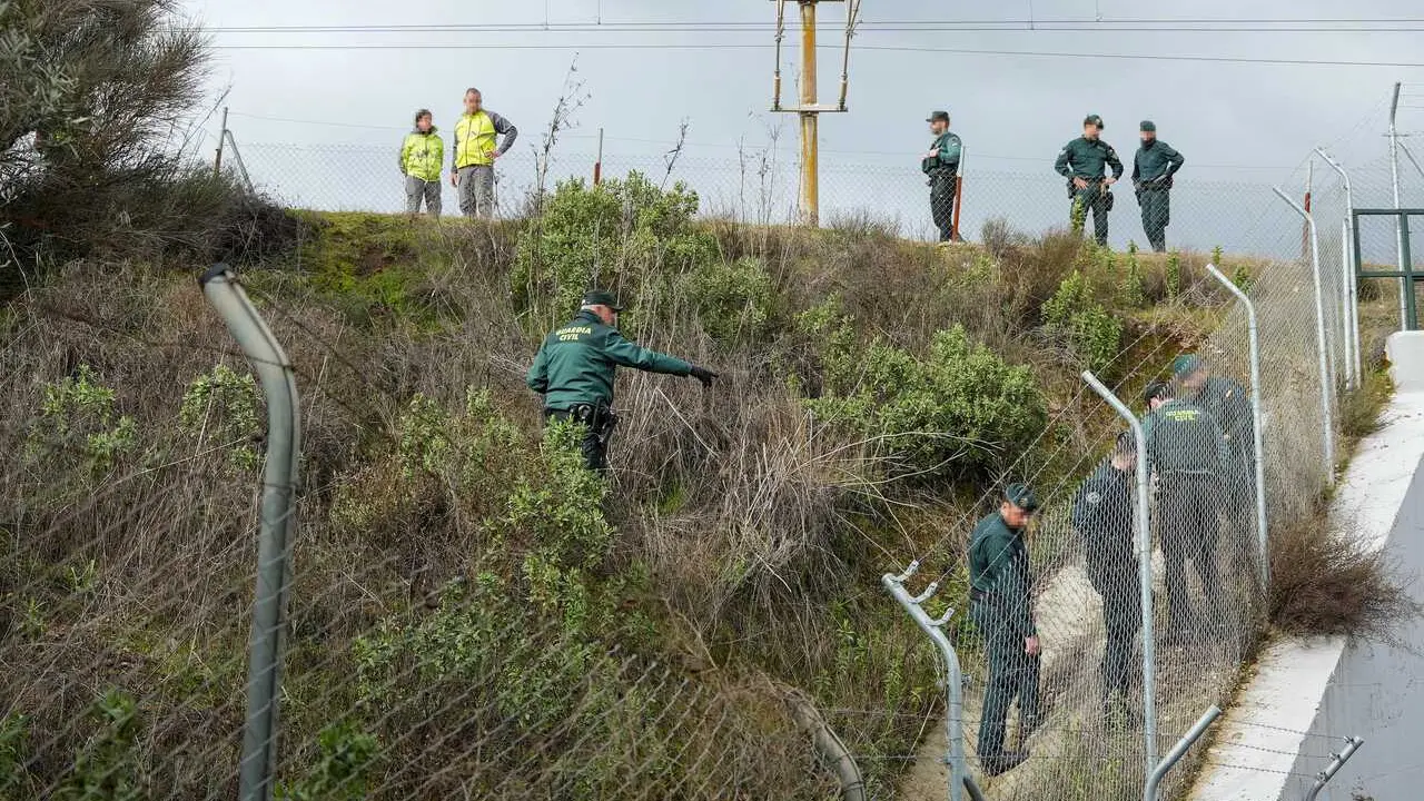 Agentes de la Guardia Civil durante la b&uacute;squeda para localizar a dos personas que viajaban en los trenes accidentados. A 22 de enero de 2026, Adamuz, C&oacute;rdoba (Andaluc&iacute;a, Espa&ntilde;a).