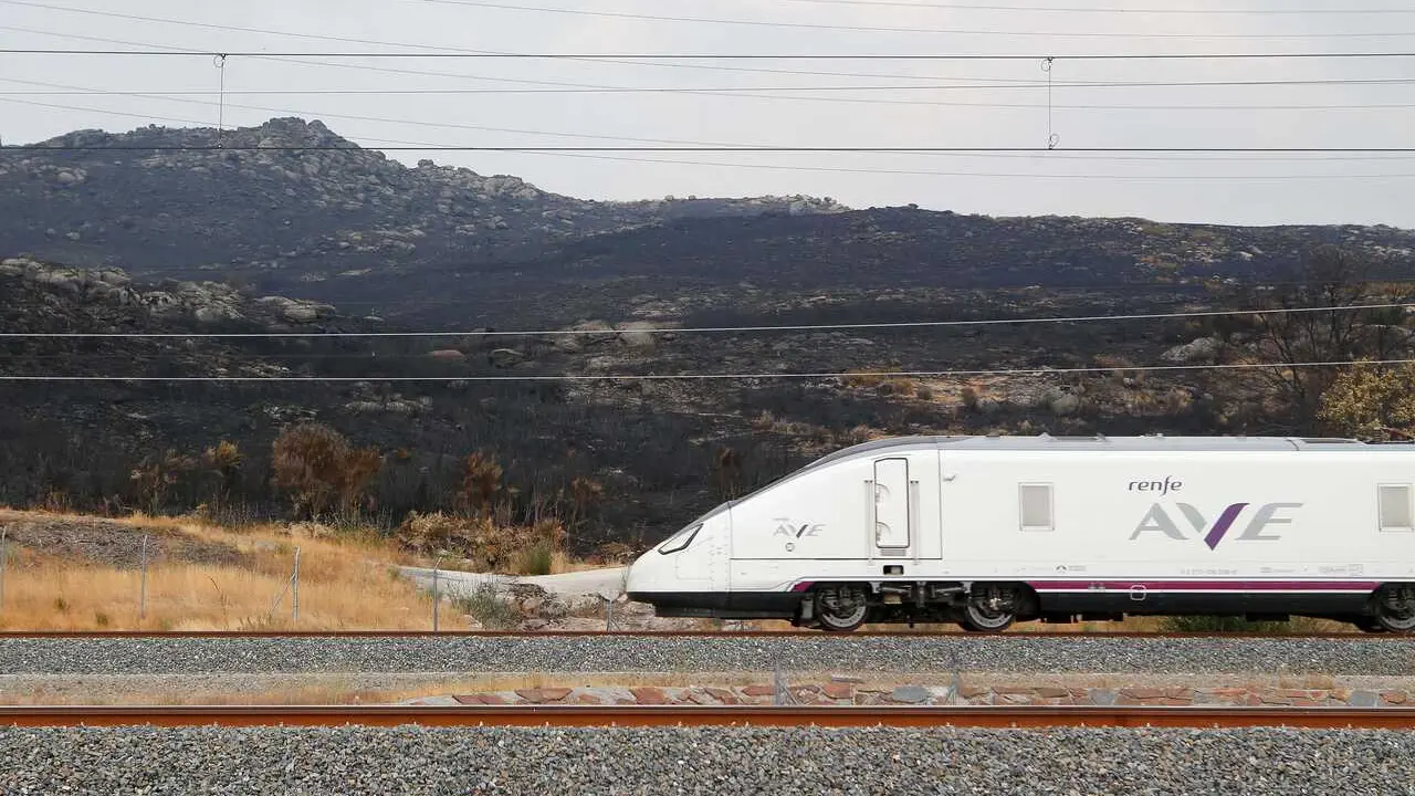 Archivo - Un tren de la l&iacute;nea AVE Madrid-Galicia a su paso por una zona quemada por los incendios, a 21 de agosto de 2025, en A Gudi&ntilde;a, Ourense, Galicia (Espa&ntilde;a). Los trenes habituales en la l&iacute;nea de alta velocidad Madrid-Galicia circulan desde hoy con no