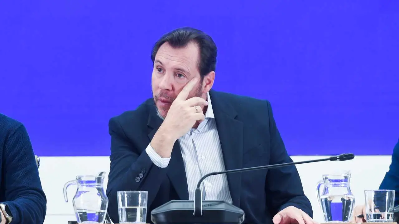 El ministro de Transportes y Movilidad Sostenible, &Oacute;scar Puente, durante una rueda de prensa