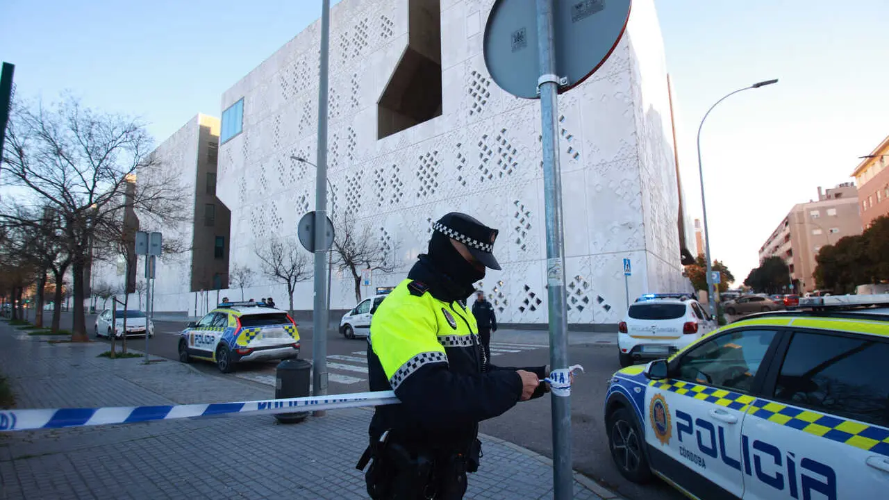 La Polic&iacute;a Local acordon&oacute; el entorno de la Ciudad de la Justicia de C&oacute;rdoba, donde se ubica el Instituto de Medicina Legal, ante la llegada de los cuerpos de las v&iacute;ctimas del accidente ferroviario de Adamuz.